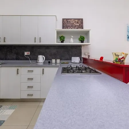 Yet Quiet, 3 Bedroom Near St Julians Sleeps 6