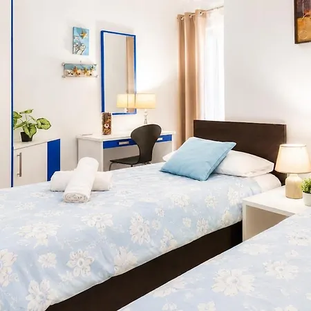 Апартаменты Yet Quiet, 3 Bedroom Near St Julians Sleeps 6 Сент Джулианс