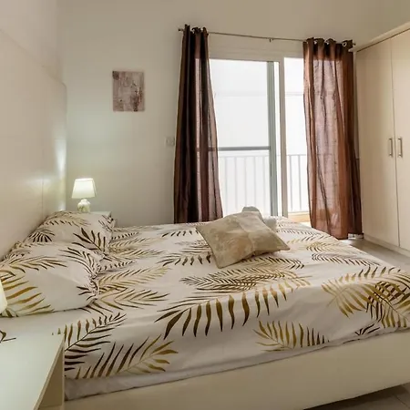 Апартаменты Yet Quiet, 3 Bedroom Near St Julians Sleeps 6 Сент Джулианс
