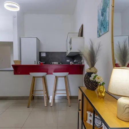 Апартаменты Yet Quiet, 3 Bedroom Near St Julians Sleeps 6 Сент Джулианс