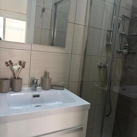 Yet Quiet, 3 Bedroom Near St Julians Sleeps 6 Апартаменты Сент Джулианс