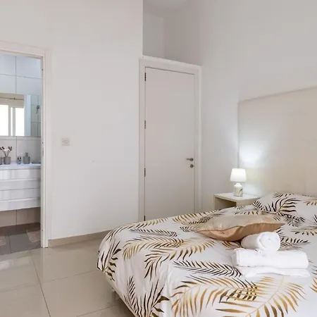 Yet Quiet, 3 Bedroom Near St Julians Sleeps 6 * Сент Джулианс