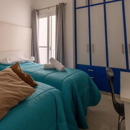 Апартаменты Yet Quiet, 3 Bedroom Near St Julians Sleeps 6